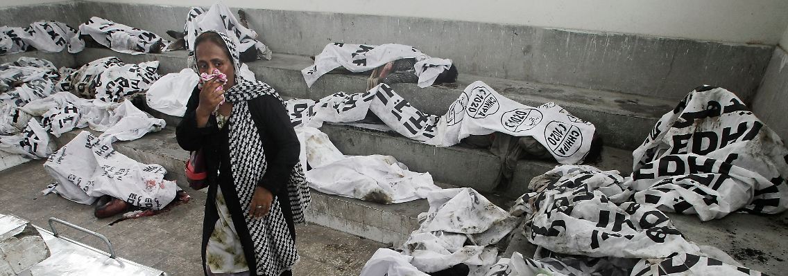 Eine Frau sucht im Leichenschauhaus von Karachi nach ihrer Familie.