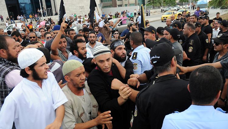 Demonstration vor der US-Botschaft in Tunis.
