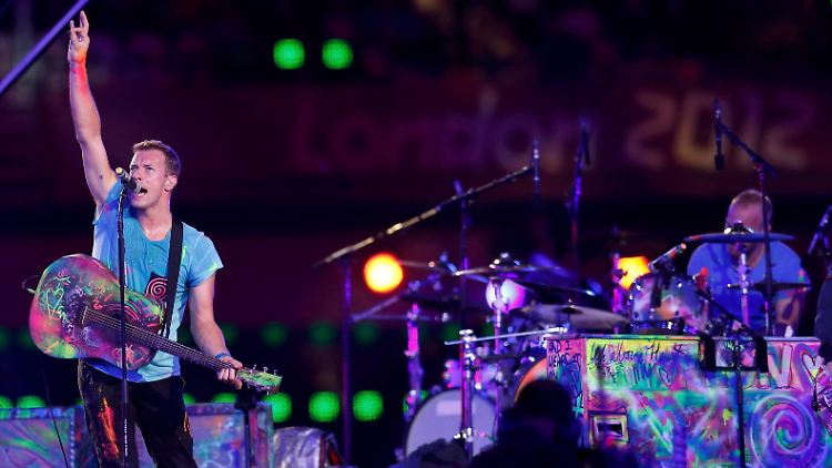 Missgeschick in München: Chris Martin vergreift sich in den Saiten.