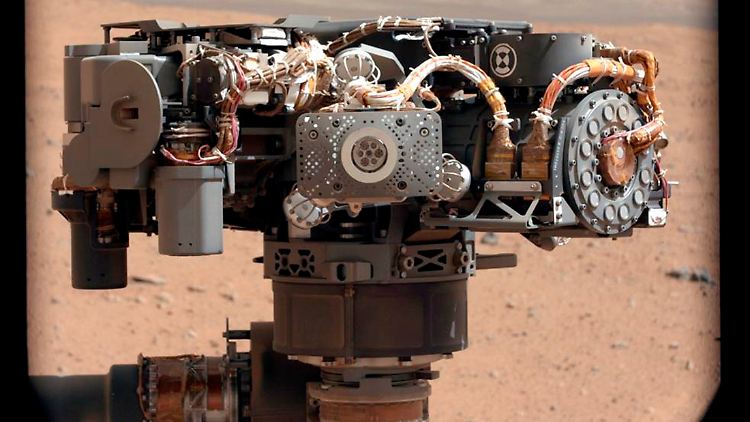 "Curiosity"-Aufnahme von seinem "Alpha Particle X-Ray Spectrometer" (APXS).