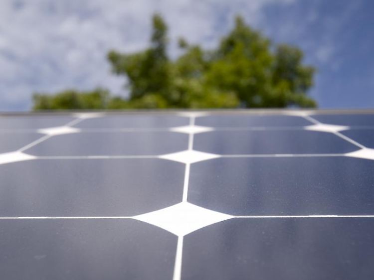 Mit der Solaranlage auf dem Dach werden Hausbesitzer zu Unternehmern. Die Einnahmen müssen sie versteuern.