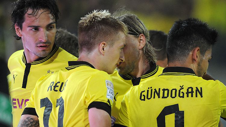 Sie können es auch am Freitagabend: Dortmunds Fußballer beim Saisoneröffnungspiel gegen Werder Bremen.