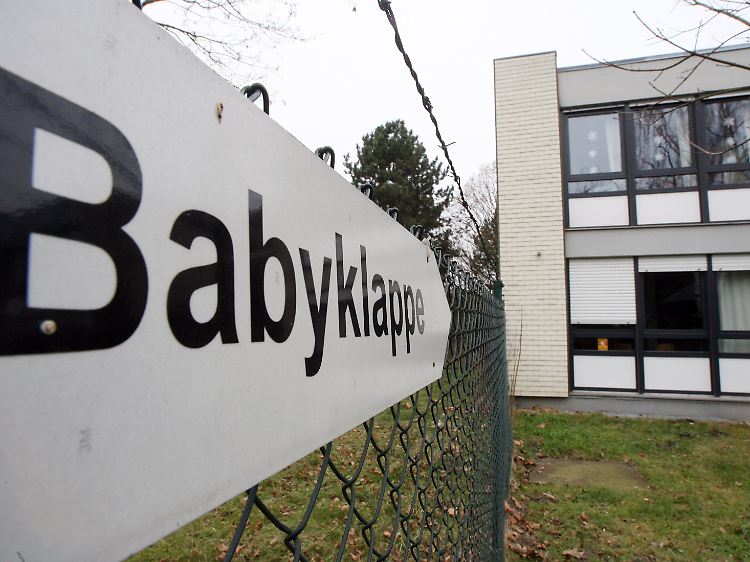 Die Frauen könnten das Kind in eine Babyklappe bringen, doch auf die Idee kommen sie nicht.