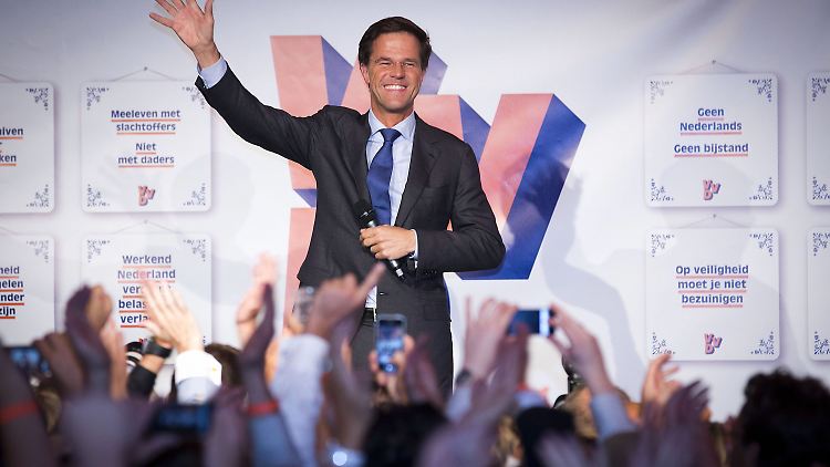 Es ist geschafft: Mark Rutte feiert den Wahlsieg.