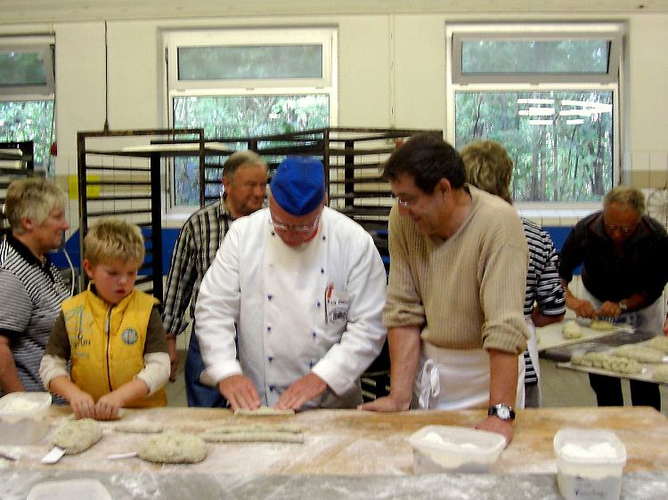 Seniorchef Karl-Heinz Riemann zeigt in der Backstube vom "Kalle-Bäcker", wie Kohlbrot gebacken wird.