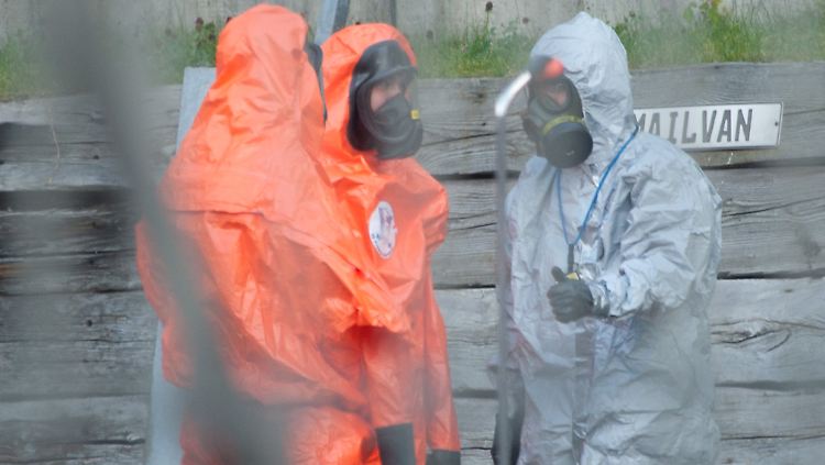 Feuerwehrleute in Schutzkleidung auf dem Gelände des US-Konsulats in Berlin.