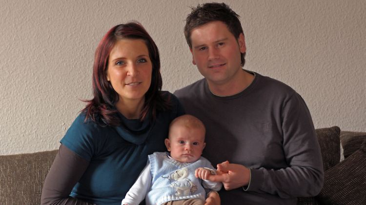 Glückliche Eltern mit Sohn Maximilian: Einem Gynäkologen-Team in Dresden, Erlangen und Bonn gelang die erste Geburt nach der Retransplantation von Eierstock-Gewebe in Deutschland gelungen. Das Kind kam im Oktober 2011 per Kaiserschnitt zur Welt.