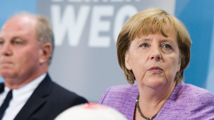 "Aber wir können ein Signal geben: Ihr müsst keine Angst haben": Angela Merkel spricht, Uli Hoeneß hört zu.