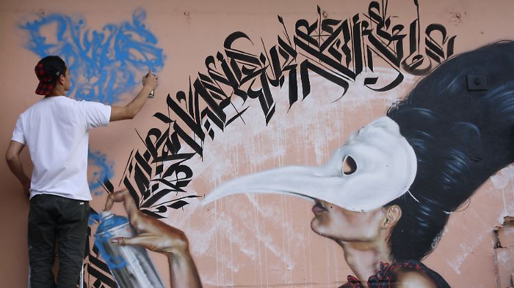 2011: Sokar Uno gestaltet auf dem Fokus Festival in Görlitz ein Graffiti - an dem Projekt ist auch Benuz Guerrero beteiligt.