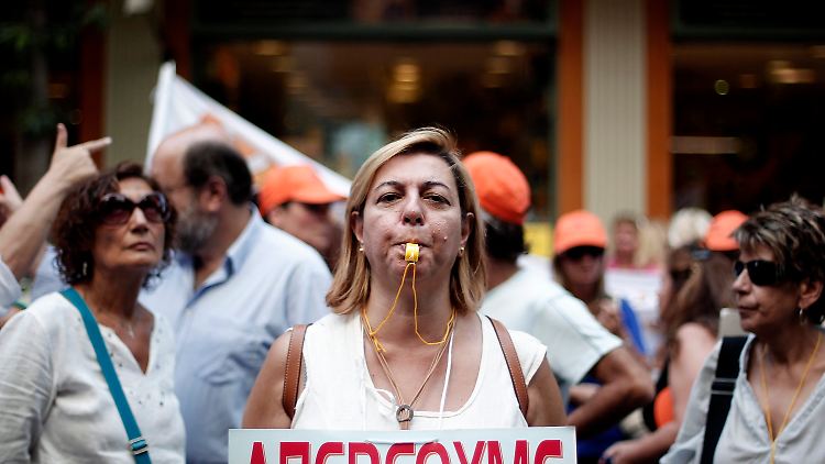 Mitarbeiter der Steuerbehörden protestieren vor dem Finanzministerium in Athen.