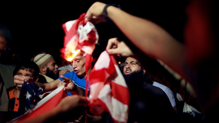 2012-09-13T191429Z_01_MJS02_RTRMDNP_3_PALESTINIANS-USA-PROTEST.JPG5506153505940110061.jpg