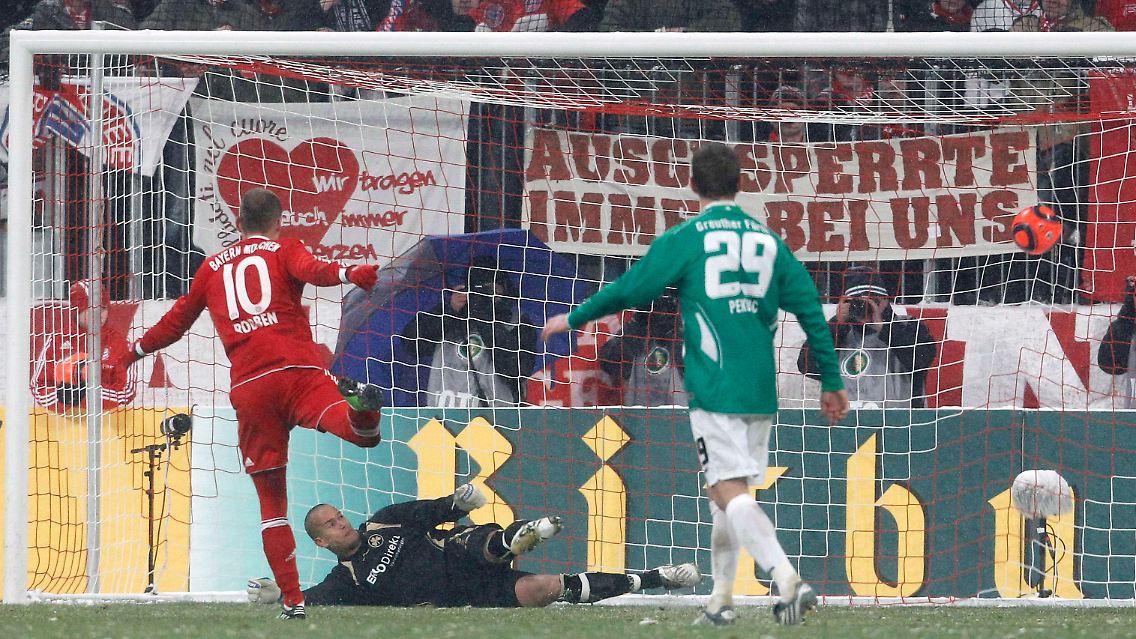 Arjen Robben traf vom Elfmeterpunkt zum Ausgleich, damit war Fürths Widerstand gebrochen.