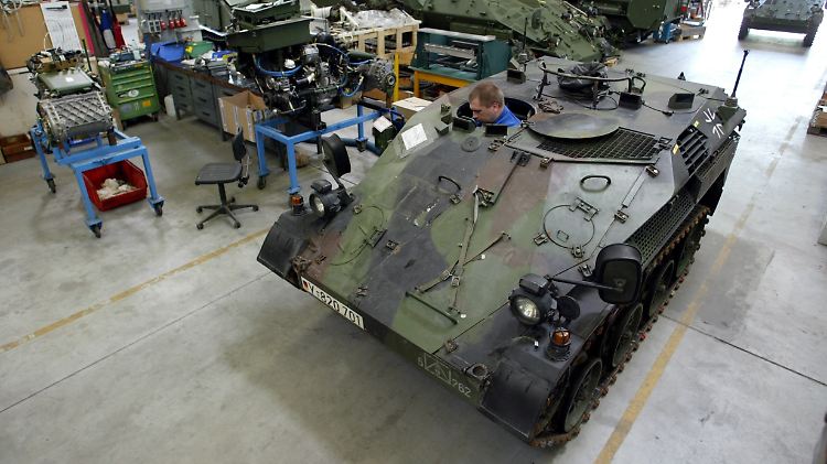 Ein Rheinmetall-Mitarbeiter arbeitet in einem "Wiesel".