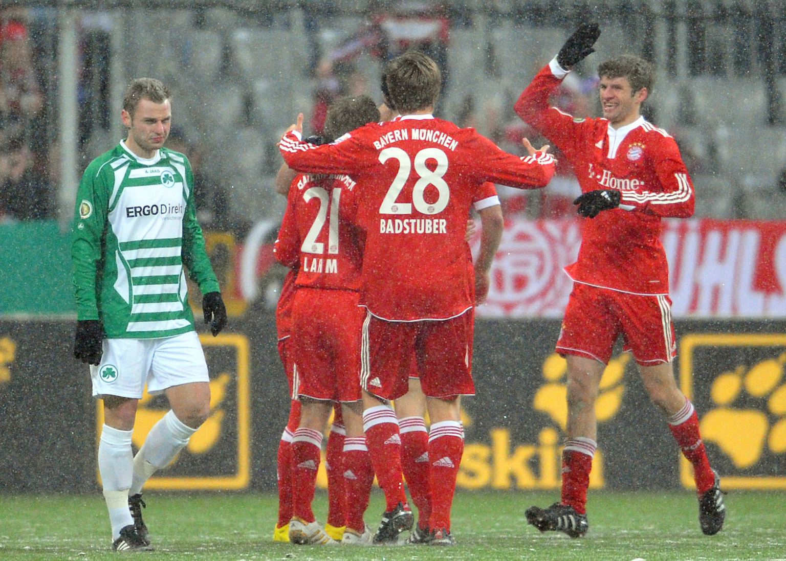 Nach fünf Minuten schien in München alles entschieden im Pokal Duell zwischen Rekordsieger FC Bayern und Zweitligist SpVgg Greuther Fürth um den Einzug ins Halbfinale.