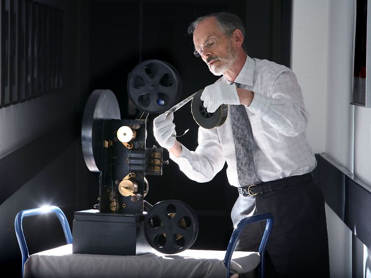 Michael Harvey, Kurator für Kinematografie am National Media Museum von Bradford, mit dem historischen Material.
