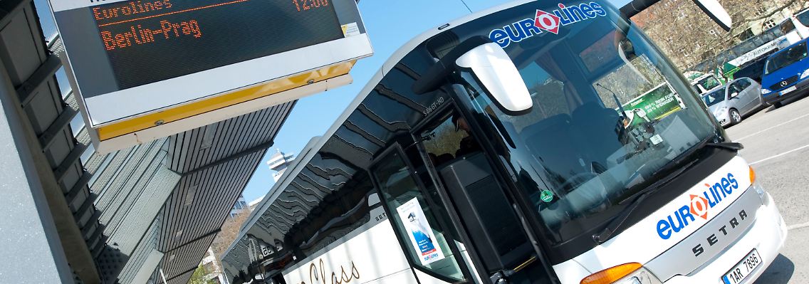Ein Vier-Sterne-Linienbus der Eurolines Deutschland GmbH mit Ziel Prag.