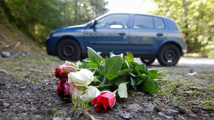 Blumen am Tatort: Viele Fragen sind offen.