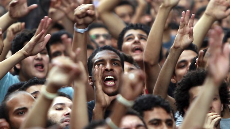 Tausende Muslime gehen auf die Straße und protestieren gegen einen islamfeindlichen Film.
