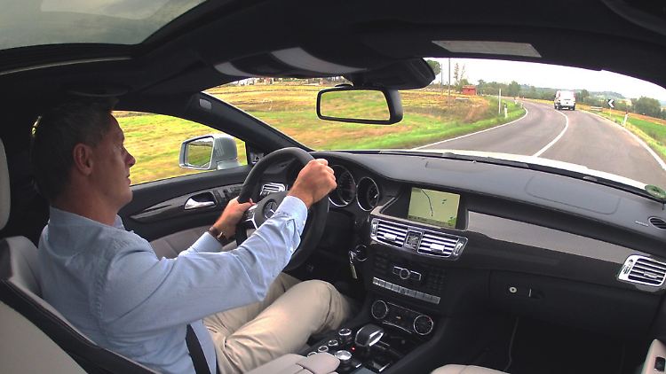 "Raum in seiner schönsten Form": Desginchef Gorden Wagener am Steuer eines CLS 63 AMG.