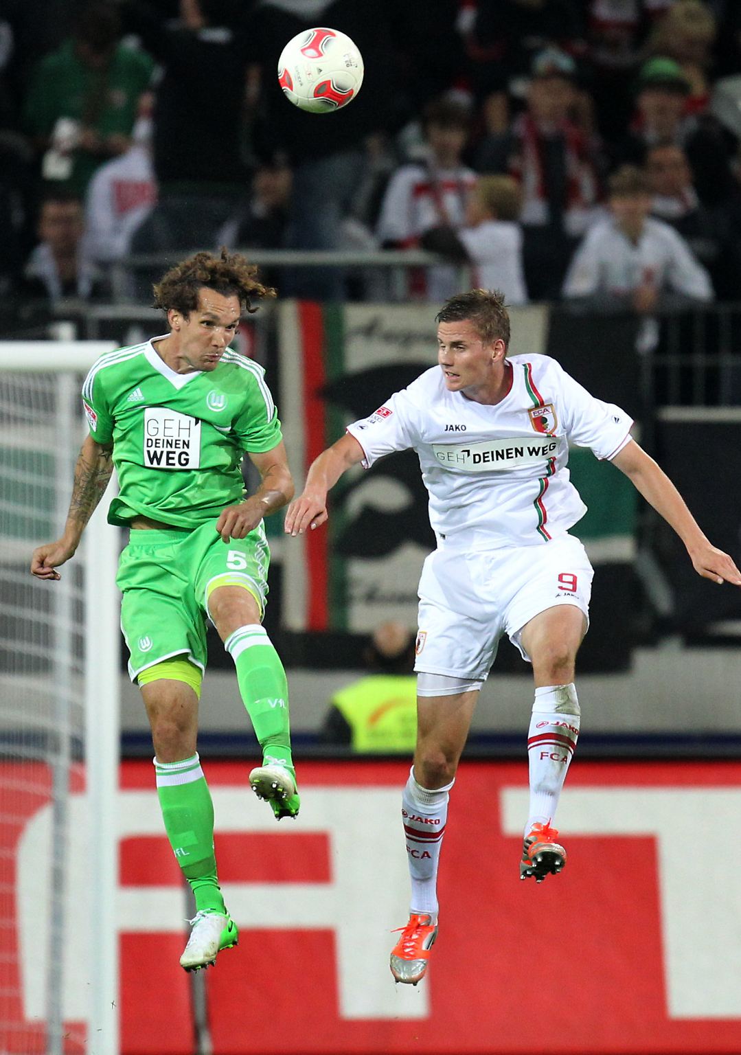 Wo ist der Ball? Zum Auftakt des dritten Spieltags der Fußball-Bundesliga holte Augsburg seinen ersten Punkt, Wolfsburg betrieb Schadensbegrenzung.