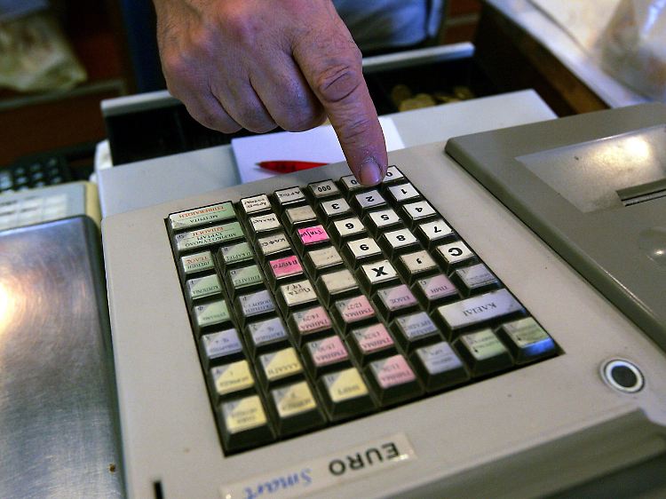 Die Griechen werden künftig ihre Euros besser zusammenhalten müssen.