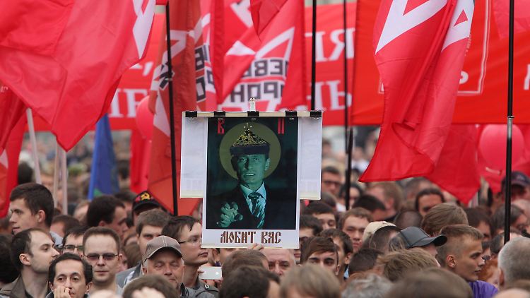 Bei der Demonstration in Moskau wird Putin mit einer Zarenkrone karikiert.