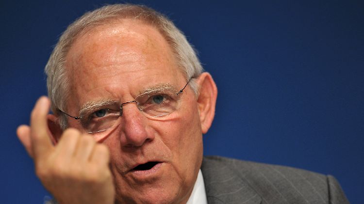 Finanzminister Schäuble kritisiert, dass Bundesbankchef Weidmann seinen Widerstand gegen das Anleihe-Kaufprogramm der EZB öffentlich gemacht hat.