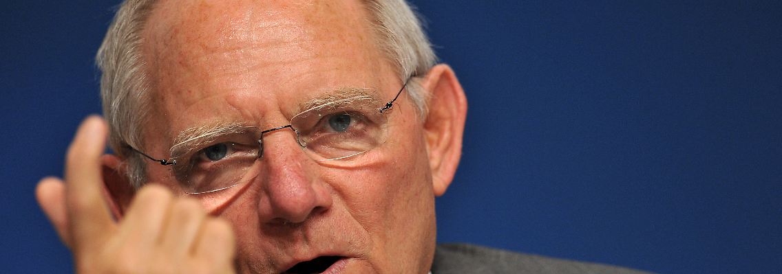Finanzminister Schäuble kritisiert, dass Bundesbankchef Weidmann seinen Widerstand gegen das Anleihe-Kaufprogramm der EZB öffentlich gemacht hat.