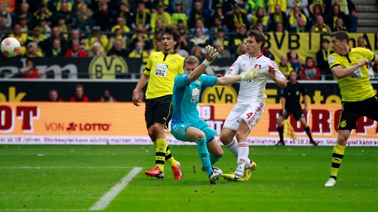 Robert Lewandowski (re.) bricht den persönlichen Bann mit seinem ersten Saisontreffer.