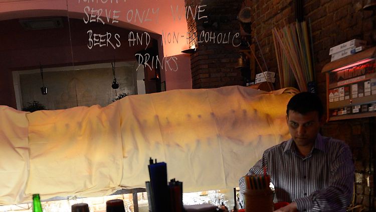 Nichts Hochprozentiges, nur Wein, Bier und Nicht-alkoholische Getränke schenkt diese Bar in Prag aus. 