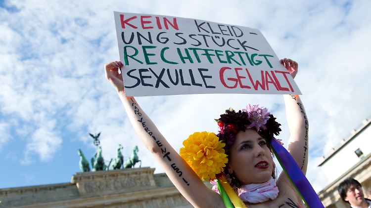 Im schrillen sexy Outfit - und mit eigenwilliger Rechtschreibung - demonstrieren "Slutwalker" in Berlin.