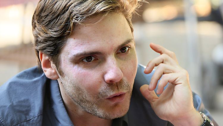 Daniel Brühl freut sich auf den Dreh mit Regisseur Wolfgang Becker.