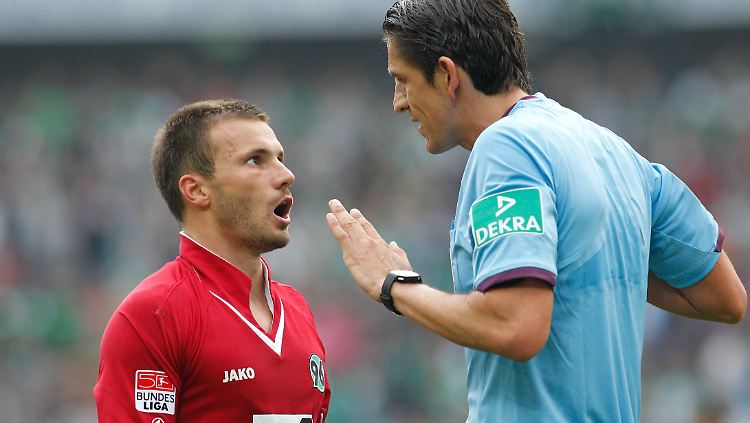 So nicht, mein Freund: Schiedsrichter Deniz Aytekin schickt Szabolcz Huszti vom Feld.