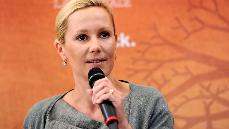 Der Erfolg als Buchautorin bleibt ihr verwehrt: Bettina Wulff erntet viel Häme und Kritik. Die meisten Deutschen finden es falsch, dass sie in ihrem Buch über Eheprobleme und das Krisenmanagement ihres Mannes berichtet.