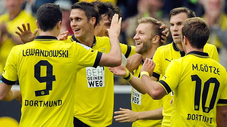 Wieder in Feierlaune: Die Spieler des Deutschen Meisters aus Dortmund.