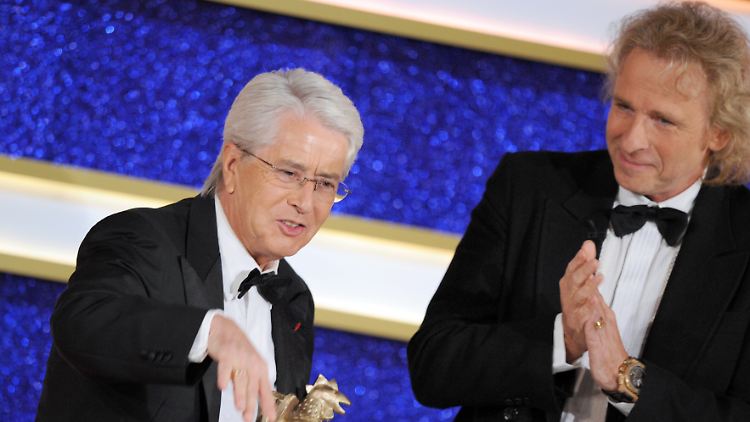 2011: Frank Elstner nimmt die "Goldene Henne" von Thomas Gottschalk entgegen.