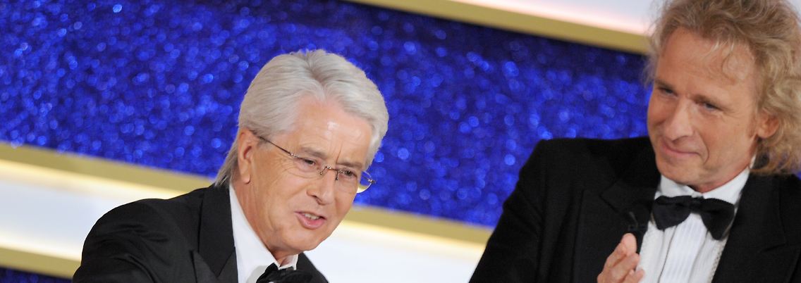 2011: Frank Elstner nimmt die "Goldene Henne" von Thomas Gottschalk entgegen.