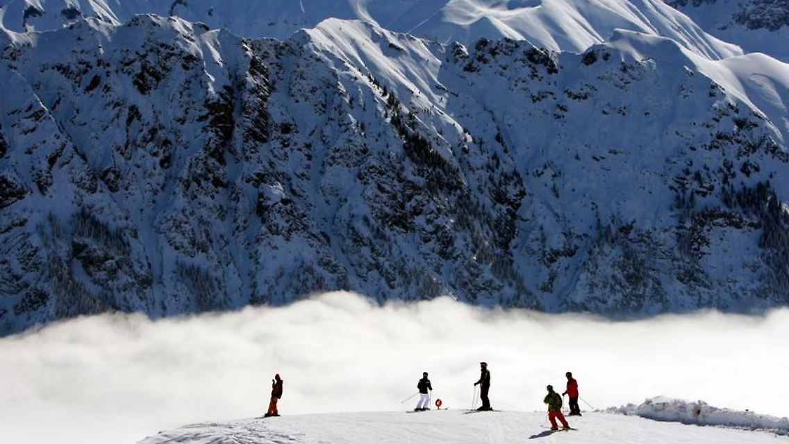 In den Alpen bleiben die Skibedingungen gut - es sind weiterhin viele Talabfahrten möglich.