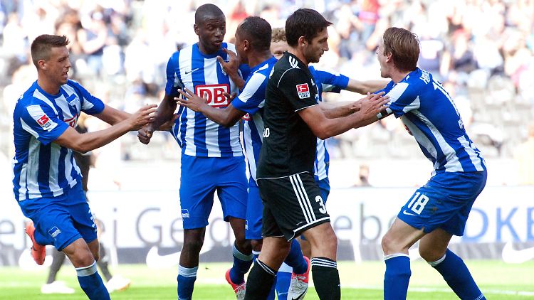 Freude in Berlin: Herthas Sandro Wagner, von links, Torschütze Adrian Ramos , Ronny und Peter Niemeyer jubeln über das 1:0.