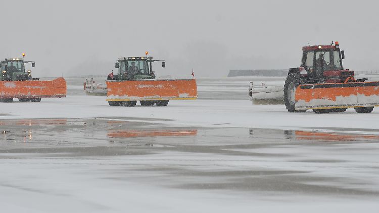 Schneepflugballett auf dem Münchner Flughafen.