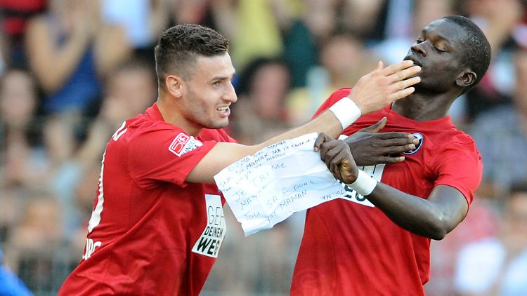 Party im Schwarzwald: Die Freiburger Daniel Caligiuri, links, und Fallou Diagne bejubeln das 3:2.