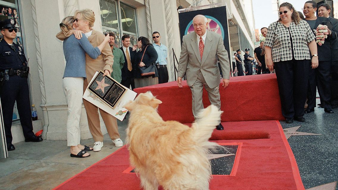 Meryl Streep bekam im September 1998 ihren Stern, freudig bewedelt von ihrem Hund und umarmt von Kollegin Rene Zellweger.
