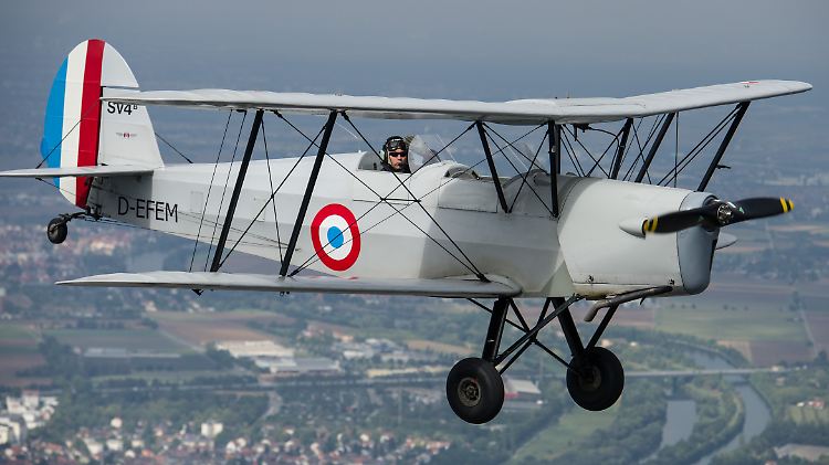 Dieser Doppeldecker erinnert an den ersten amtlichen Postflug in Deutschland vor etwa 100 Jahren zwischen Mannheim und Heidelberg.