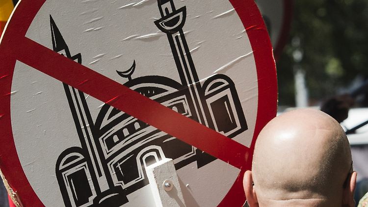 August 2012: Die rechtspopulistische Gruppierung "Pro Deutschland" protestiert in Berlin in der Nähe der As-Sahaba-Moschee. Auf den Schildern sind durchgestrichene Moscheen zu sehen.