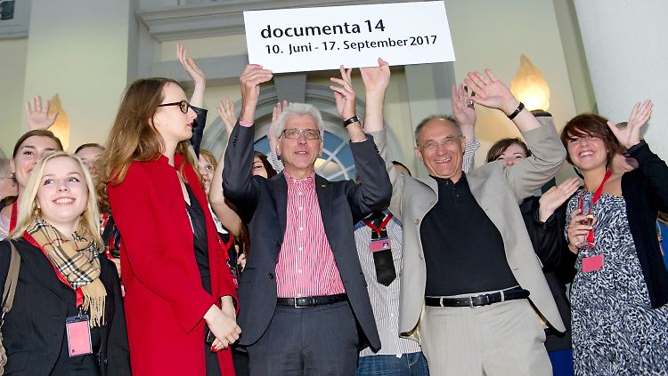 Das wars: documenta-Mitarbeiter, Kassels Oberbürgermeister Bertram Hilgen (M, SPD) und documenta-Geschäftsführer Bernd Leifeld bedanken sich auf der Treppe des Kasseler Museums Fridericianum bei den letzten documenta-Besuchern.