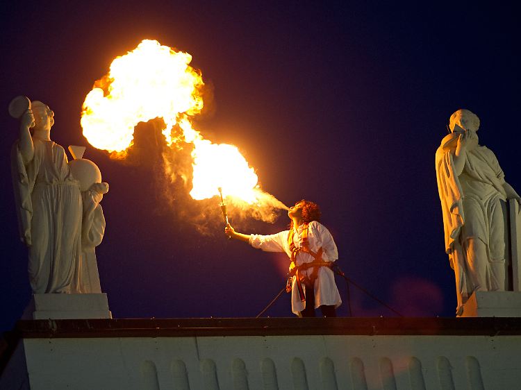 Mit dieser Performance endete die documenta (13): Feuerspuckerin auf dem Dach des Kasseler Museums Fridericianum.