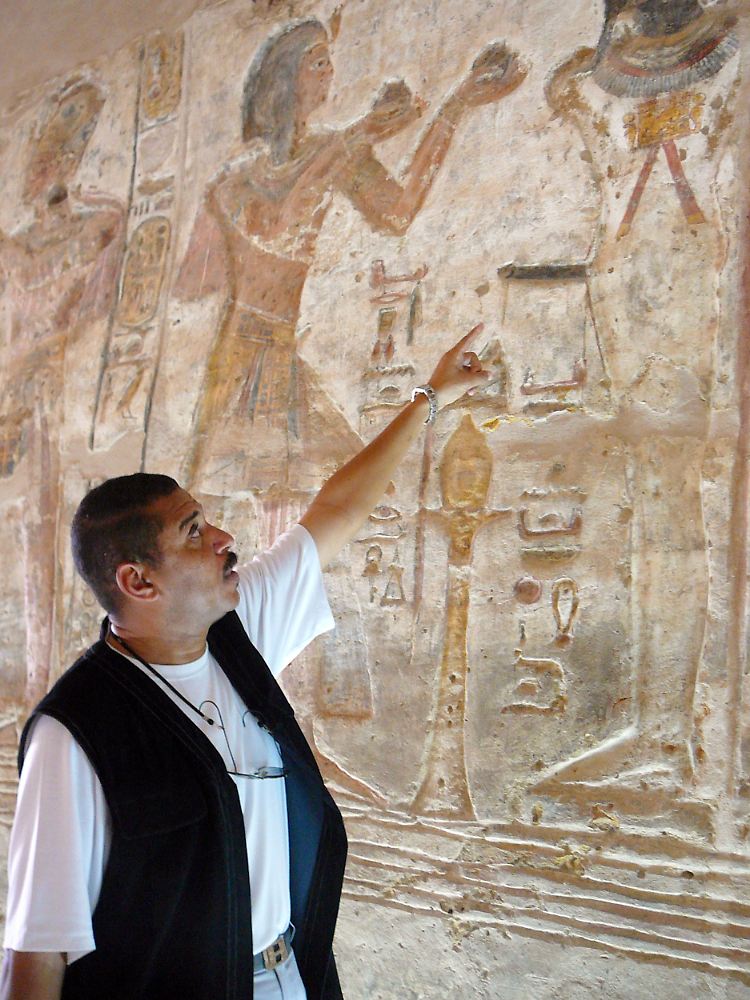 Was bedeuten die Wandmalereien? Touristenführer Mohamed erläutert die Bilder und Hieroglyphen.
