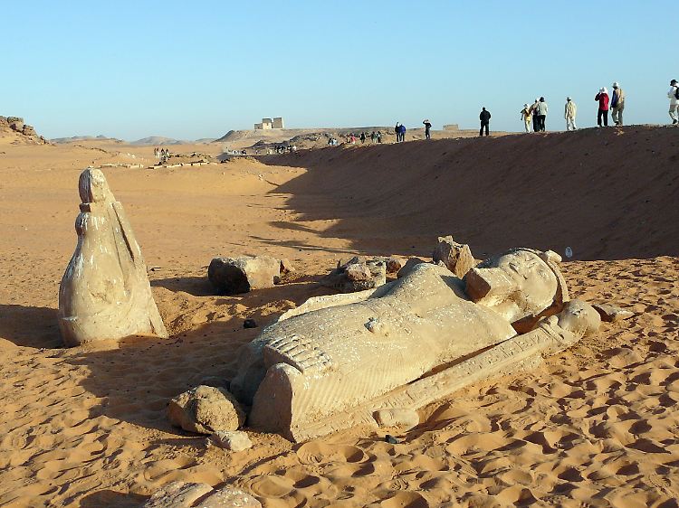 Altertümer in großer Zahl: Beim Landgang zum Tempel von Amada passieren die Kreuzfahrtgäste umgestürzte Säulenfiguren im Sand.