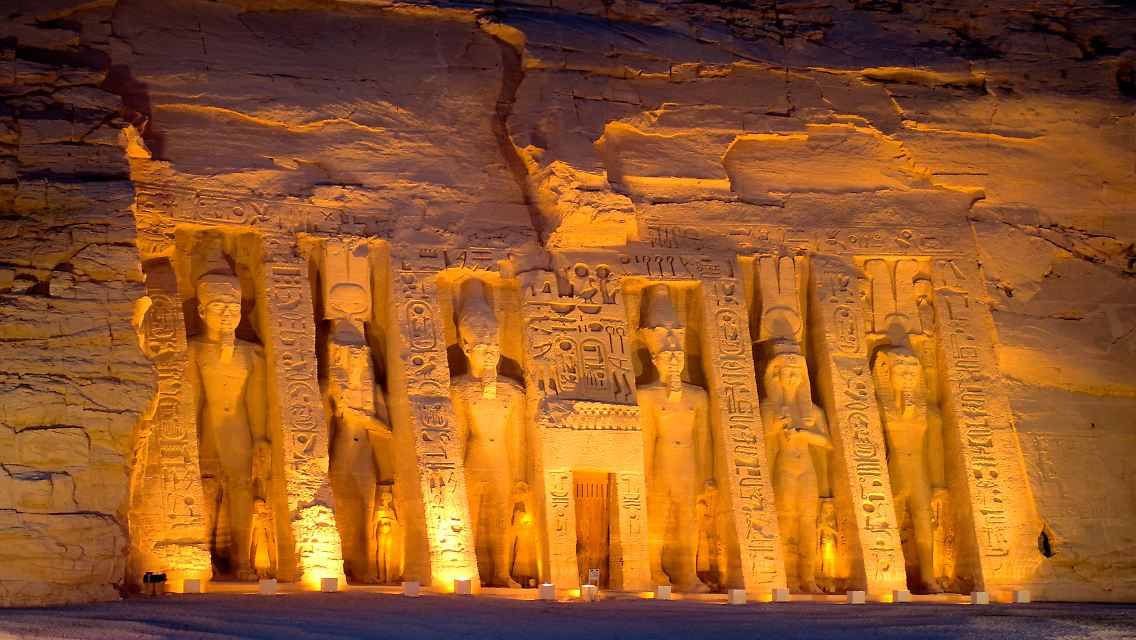 Am Wendepunkt der Kreuzfahrt: Der Hathortempel gehört zur Anlage von Abu Simbel, die in den 1960er Jahren einen neuen Standort bekam, um sie vor dem Wasser des Nasser-Stausees zu retten.