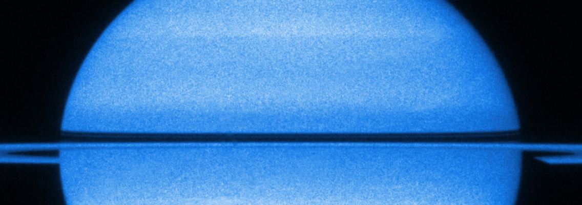 Das Foto zeigt Polarlichter auf dem Saturn.